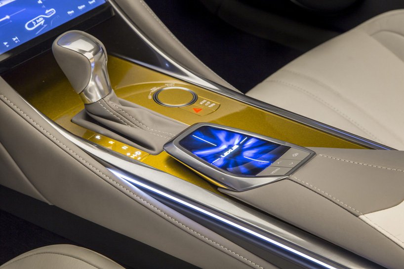 Lexus LF-C2: золотой и совсем без крыши