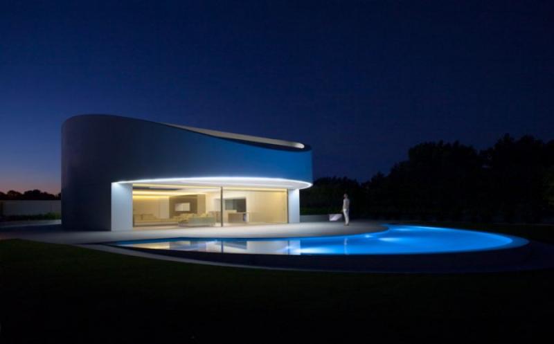 Balint House is an elegant house with elliptical shapes. In the suburbs of the capital of Andalusia, the city of Valencia, the Spanish practice of the studio Fran Silvestre Arquitectos, designed and built a unique elegant home for a young family that took a deep elliptical shape.</p># ## <p class = pimg><img alt=Balint House - an elegant house with elliptical shapes border=0 src=/images/pages/2014_12/0824313001419276802.jpg /></p></p><p><p>Particular attention is drawn to the continuous radical facade, not just surrounding the entire building, but also hiding from the outside view its two-story. The house is on the edge of a plot of land, and only a sickle-shaped pool is in front of it. The first floor is a connected kitchen and patio overlooking the pool. In the back of the house there is a living room and two bedrooms. Another large bedroom is on the second floor. There is a terrace overlooking the garden.</p></p><p><p class = pimg><img alt=Balint House is an elegant house with elliptical shapes /></p></p><p><p class = pimg><img alt=Balint House - an elegant house with elliptical shapes border=0 src=/images/pages/2014_12/0233955001419276803.jpg /></p></p><p><p class = pimg><img alt=Balint House - an elegant house with elliptical shapes border=0 src=/images/pages/2014_12/0435177001419276803.jpg /></p></p><p><p class = pimg><img alt=Balint House - an elegant house with elliptical shapes border=0 src=/images/pages/2014_12/0635567001419276803.jpg /></p></p><p><p class = pimg><img alt=Balint House is an elegant house with elliptical shapes /></p></p><p><p class = pimg><img alt=Balint House - an elegant house with elliptical shapes border=0 src=/images/pages/2014_12/0111866001419276804.jpg /></p></p><p><p class = pimg><img alt=Balint House - elegant house with elliptical shapes border=0 src=/images/pages/2014_12/0350903001419276804.jpg /></p></p><p><p class = pimg><img alt=Balint House - an elegant house with elliptical shapes border=0 src=/images/pages/2014_12/0554546001419276804.jpg /></p></p><p><p class = pimg><img alt=Balint House - an elegant house with elliptical shapes border=0 src=/images/pages/2014_12/0793896001419276804.jpg /></p></p><p><p class = pimg><img alt=Balint House - an elegant house with elliptical shapes border=0 src=/images/pages/2014_12/0995591001419276804.jpg /></p></p><p><p class = pimg><img alt=Balint House - elegant house with elliptical shapes border=0 src=/images/pages/2014_12/0236802001419276805.jpg /></p></p><p><p class = pimg><img alt=Balint House - an elegant house with elliptical shapes border=0 src=/images/pages/2014_12/0481797001419276805.jpg /></p></p><p><p class = pimg><img alt=Balint House is an elegant house with elliptical shapes /></p></p><p><p class = pimg><img alt=Balint House - elegant house with elliptical shapes border=0 src=/images/pages/2014_12/0687767001419276805.jpg /></p><p><p class = pimg><img alt=Balint House is an elegant house with elliptical shapes border=0 src=/images/pages/2014_12/0974791001419276805.jpg /></p></p><p><p class = pimg><img alt=Balint House - an elegant house with elliptical shapes border=0 src=/images/pages/2014_12/0215249001419276806.jpg /></p></p><p><p class = pimg><img alt=Balint House - an elegant house with elliptical shapes border=0 src=/images/pages/2014_12/0455964001419276806.jpg /></p></p><p><p class = pimg><img alt=Balint House is an elegant house with elliptical shapes /></p>