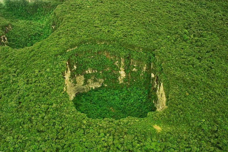 Funnels of tepui Sarisarinhyama