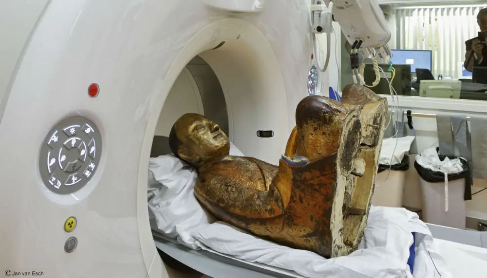 Монах внутри 1000-летней статуи Будды