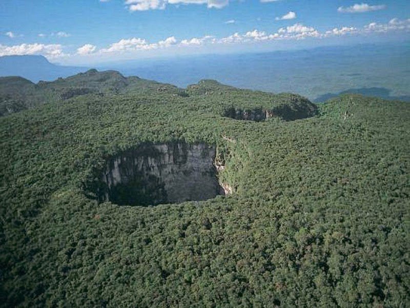 Funnels of the tepuy of the Sarisariniyama