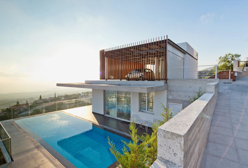 Трирівневий консольний будинок на Кіпрі
