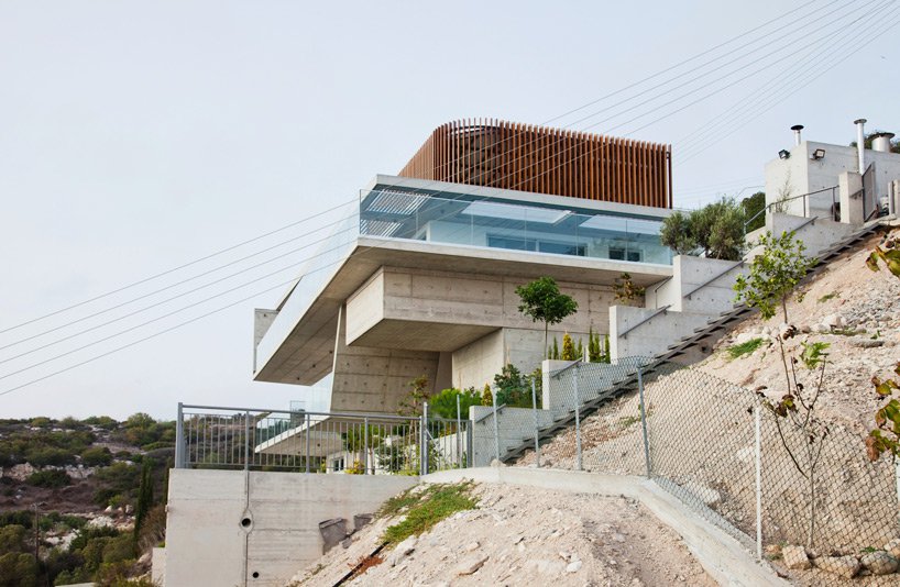Трирівневий консольний будинок на Кіпрі