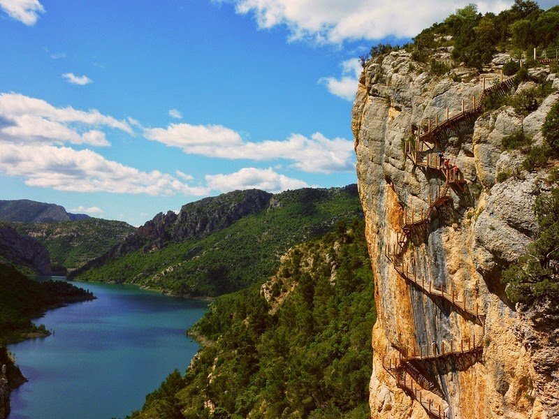 The Virgin Gorge of Mont Rebbe