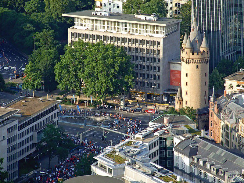 Середньовічна башта в центрі Франкфурта