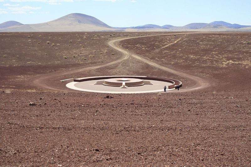 Будинок всередині кратера Джеймса Таррелла (James Turrell)