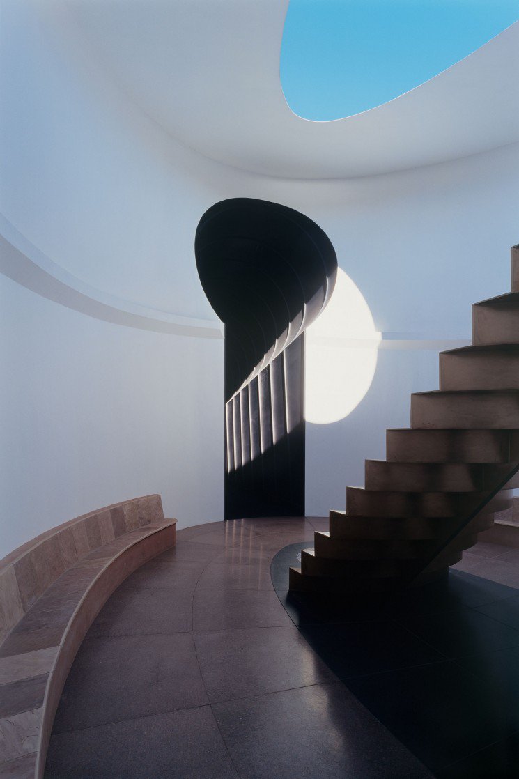 House inside the crater of James Turrell (James Turrell)