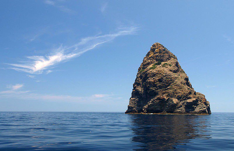 Jabuka - the inaccessible magnetic island