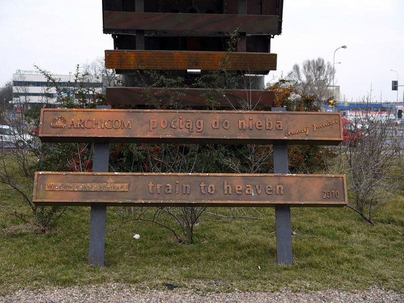 Поезд в небо - крупнейшая городская скульптура Польши