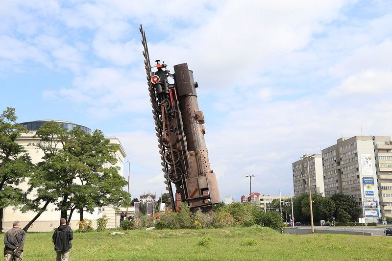 Поезд в небо - крупнейшая городская скульптура Польши