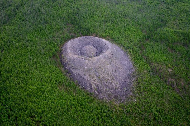 Загадковий Патомского кратер