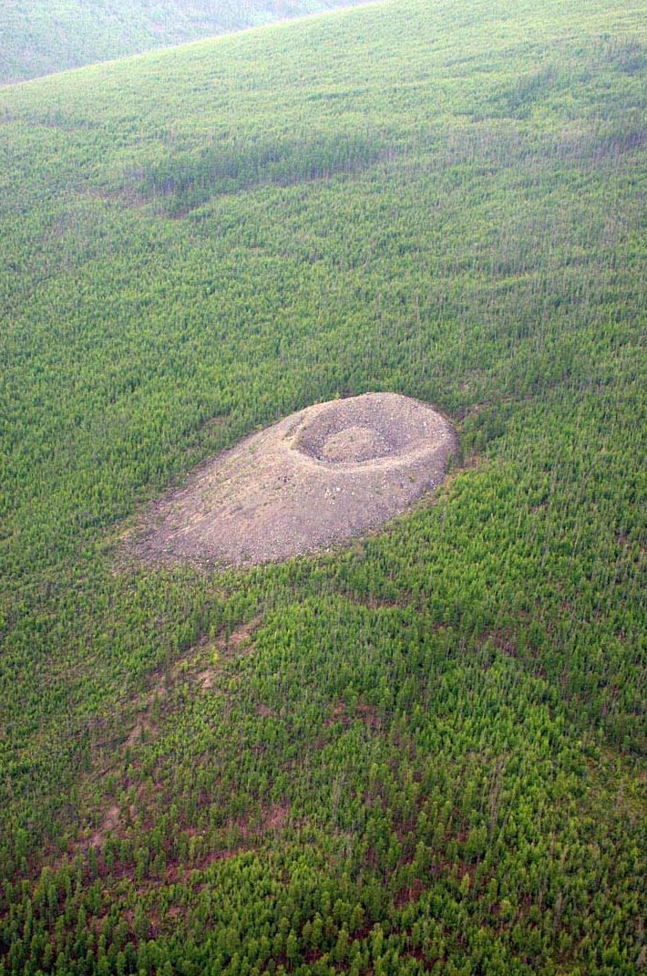 Загадковий Патомского кратер