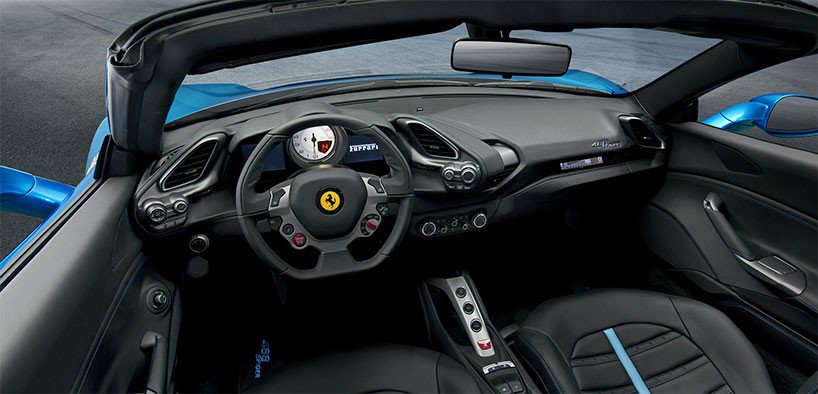 Convertible Ferrari 488 Spider: a month before the premiere