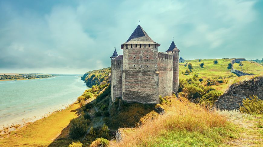 Castles-castles of Ukraine: TOP-10 of the most powerful and beautiful buildings