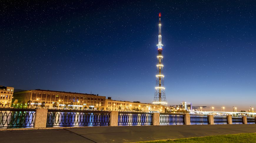 Night Petersburg: buildings in illumination