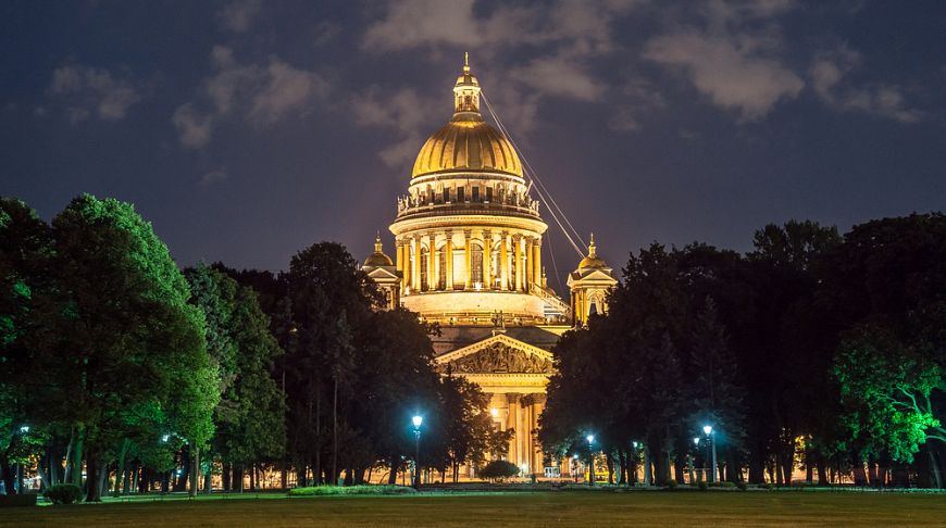 Night Petersburg: buildings in illumination