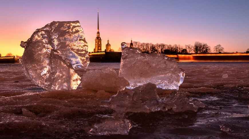 Night Petersburg: buildings in illumination