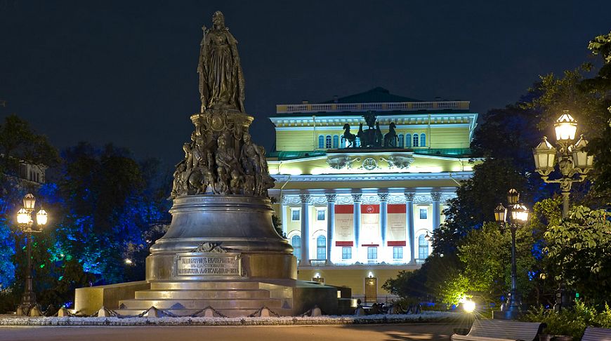 Night Petersburg: buildings in illumination