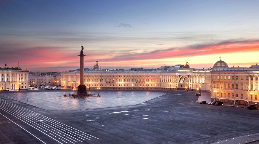 Night Petersburg: buildings in illumination