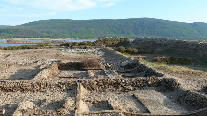 Древняя крепость посреди озера