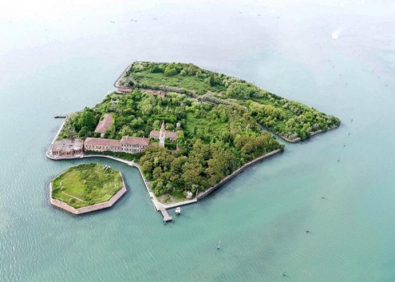 Povelia is an island of the plague. This small island in the Venetian lagoon, located between Venice and Lido, is considered a gloomy place, which literally teems with thousands of human ghosts who died here in due time.</p></p><p>