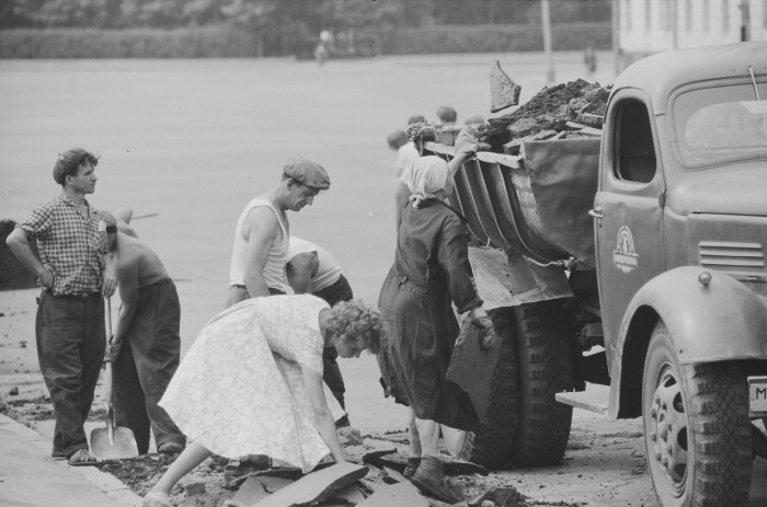 27 eloquent pictures of people's lives in the Soviet Union