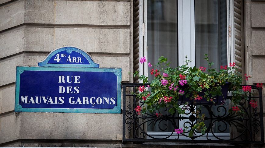 10 streets of Paris with very strange titles 