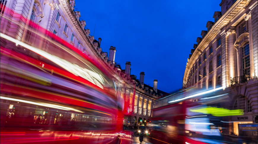 Лондон не спит: 15 атмосферных снимков Аарона Стратта