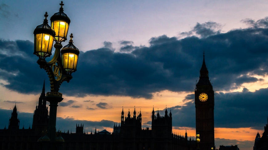 Лондон не спит: 15 атмосферных снимков Аарона Стратта