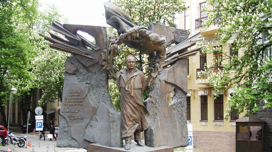 Их стоит увидеть! Смешные и странные памятники Киева