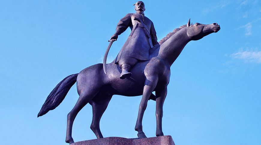They are worth seeing! Funny and strange monuments of Kiev