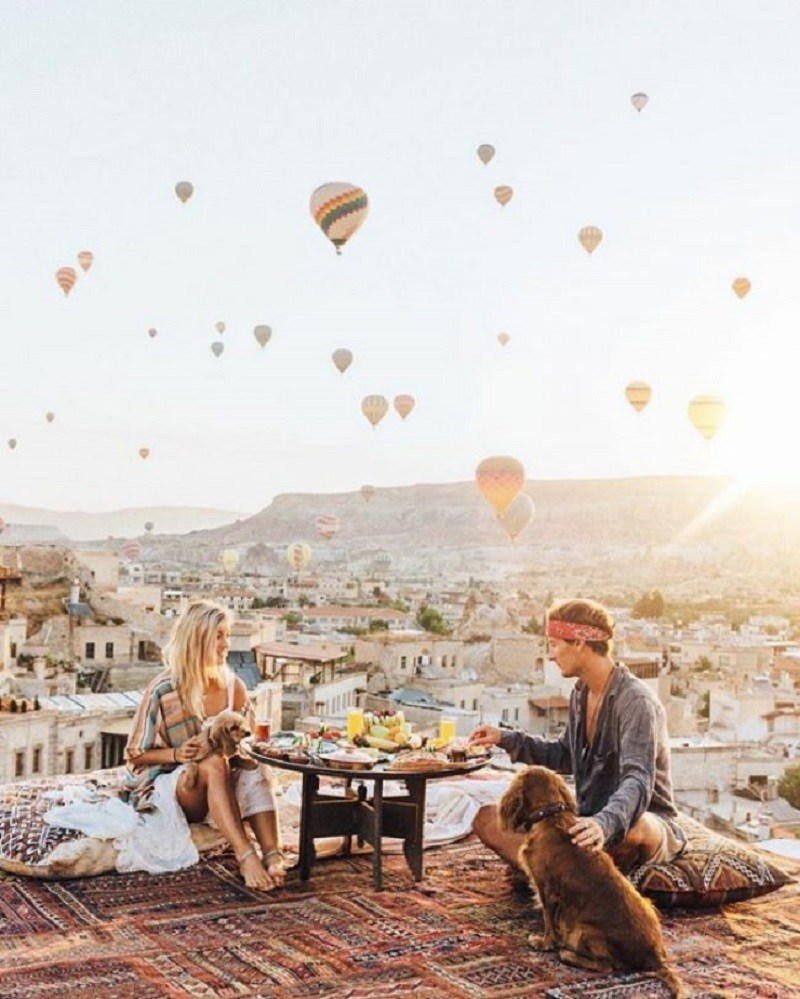 This pair earns $ 9000 for a travel-photo in Instagram. And that's how they do it! 