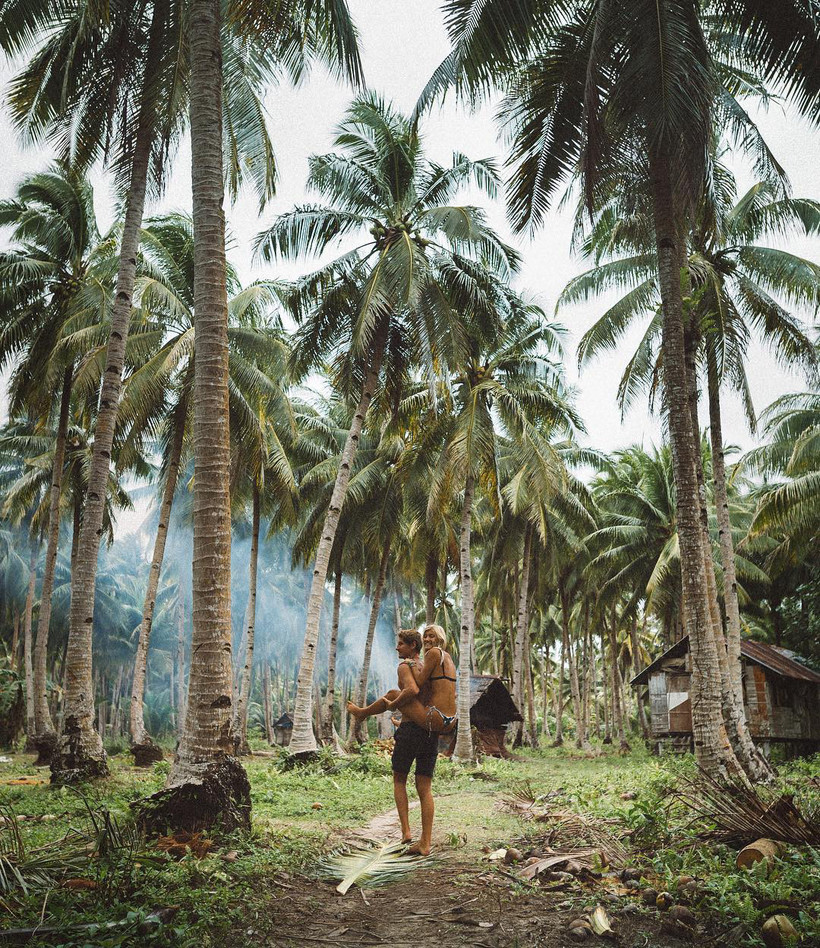 This couple earns $ 9000 for a travel-photo in Instagram. how they do it! 