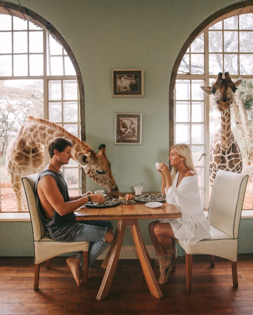 This couple earns $ 9000 for a travel-photo in Instagram. And that's how they do it!