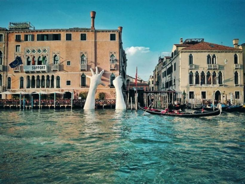 A sculpture reminiscent of global warming was installed in Venice