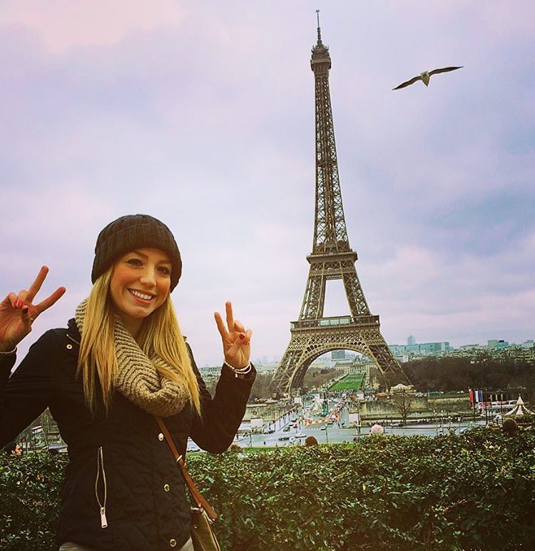 Дівчина-пілот подорожує по світу і ділиться фото знаменитостей в своєму Instagram 