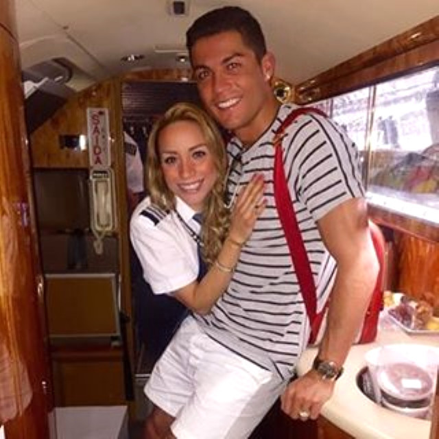 A pilot girl travels the world and shares photos of celebrities in her Instagram