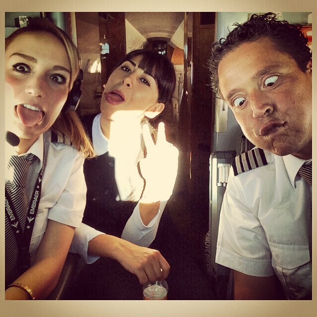 A pilot girl travels the world and shares photos of celebrities in her Instagram