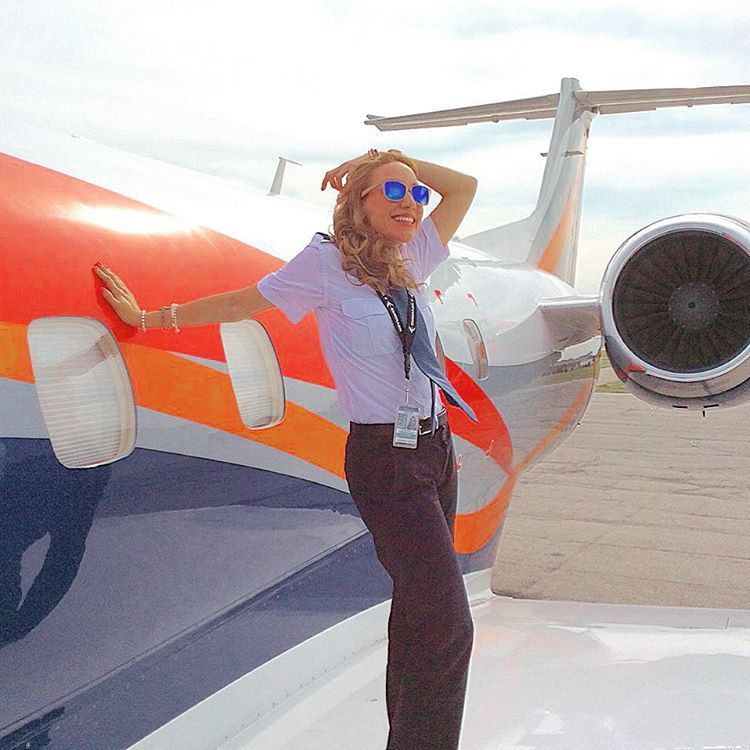 A pilot girl travels the world and shares photos of celebrities in her Instagram