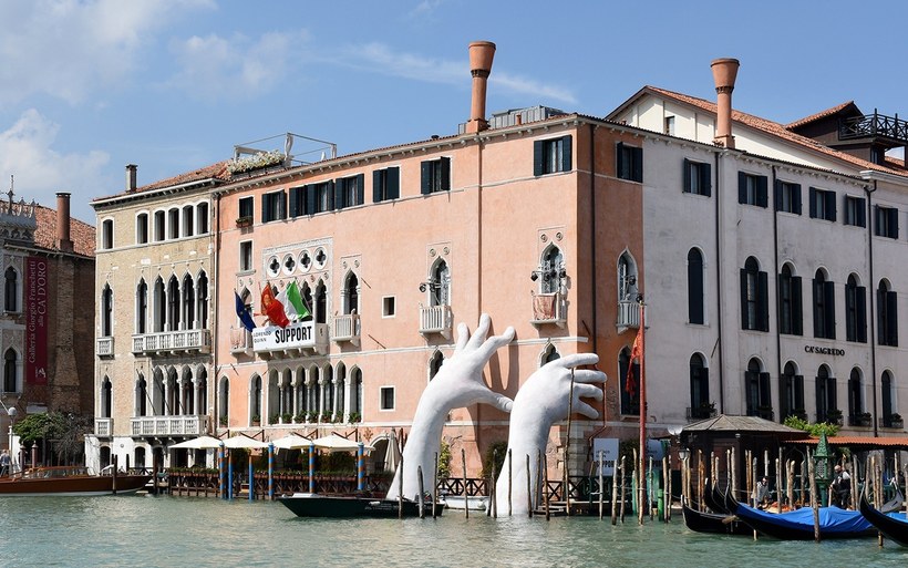 В Венеции установили скульптуру, напоминающую о глобальном потеплении