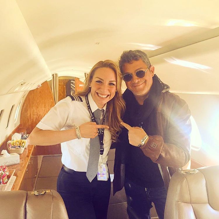 A pilot girl travels the world and shares photos of celebrities in her Instagram 