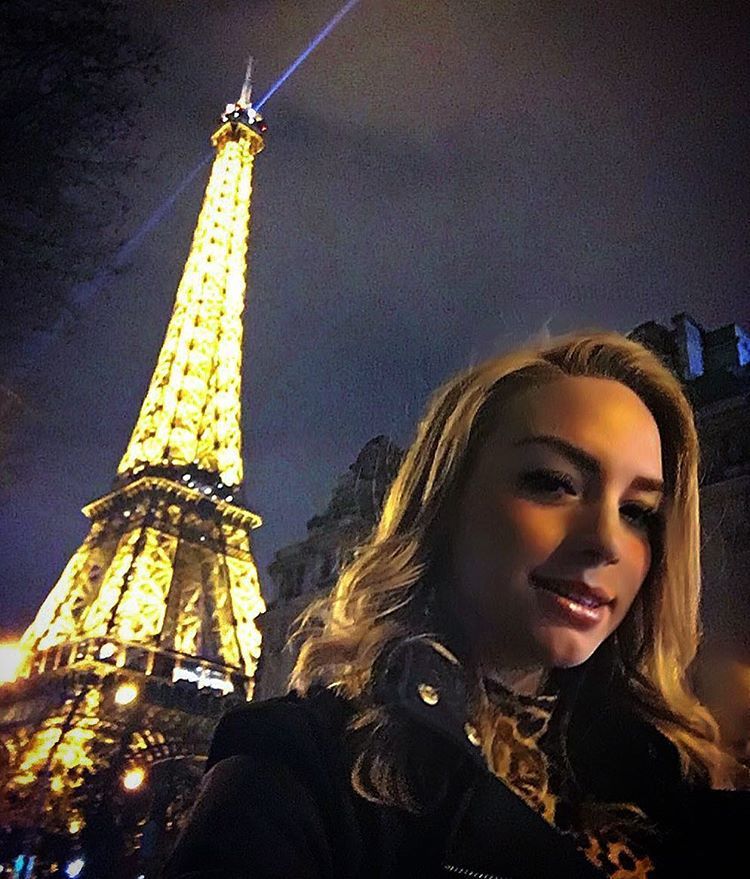 A pilot girl is traveling the world and sharing photos of celebrities in her Instagra m 