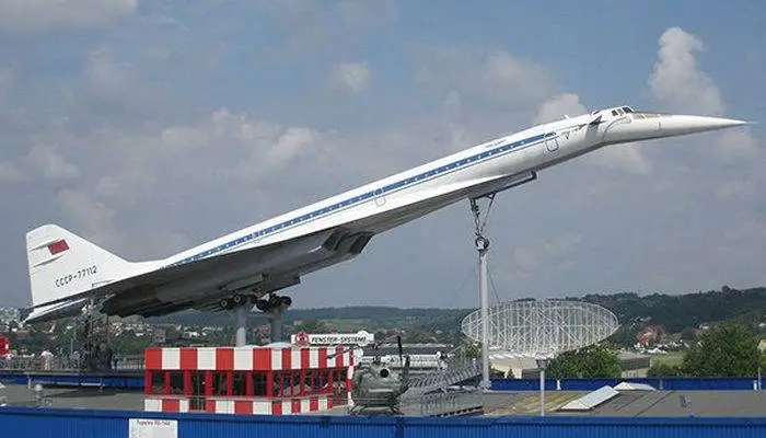 Пассажирский самолет Туполев ТУ 144.