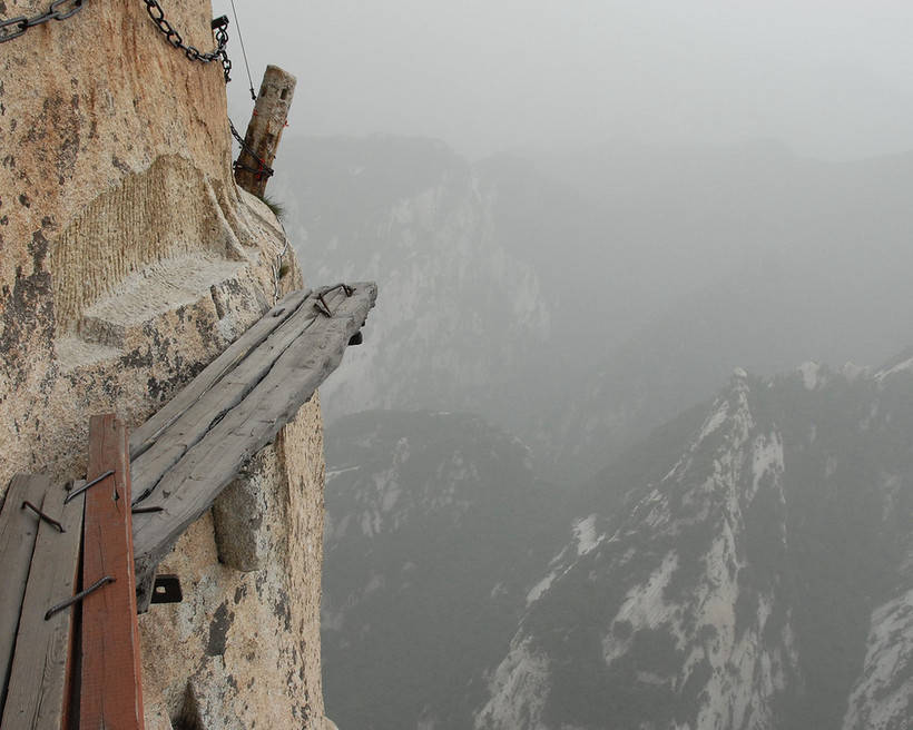 16 photos of the most terrible and dangerous road on the planet