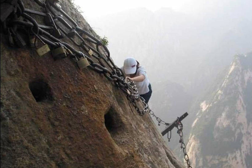 16 photos of the most terrible and dangerous road on the planet