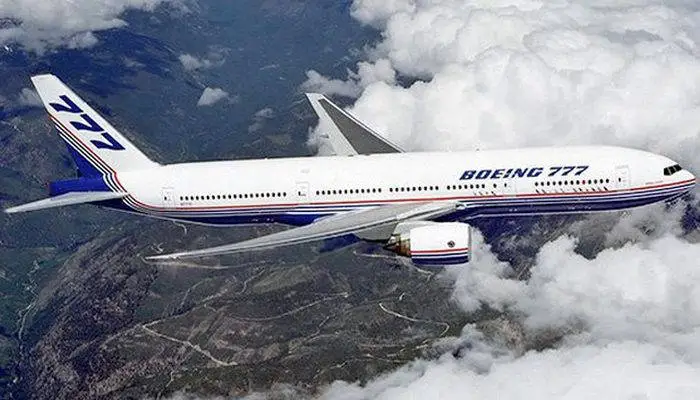 Пассажирский самолет Boeing 777.
