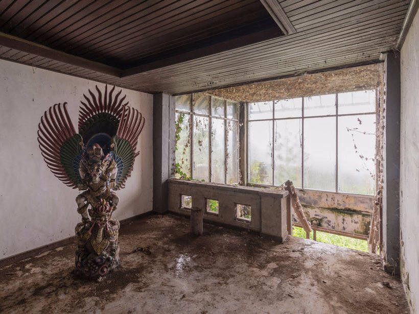 18 mysterious and exhilarating photos of an abandoned hotel in Bali