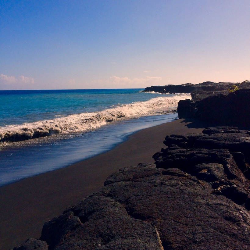Семь самых фантастических пляжей планеты с черным песком