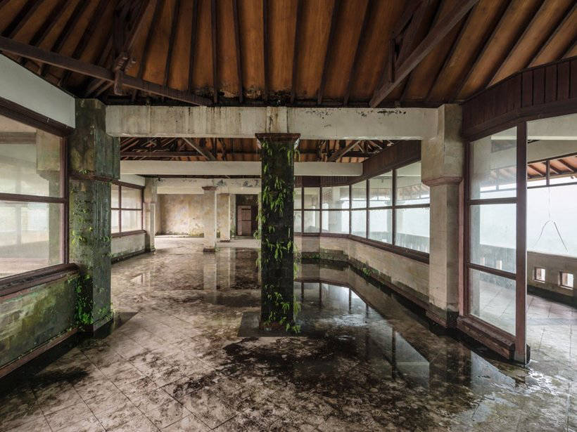 18 mysterious and exhilarating photos of an abandoned hotel in Bali