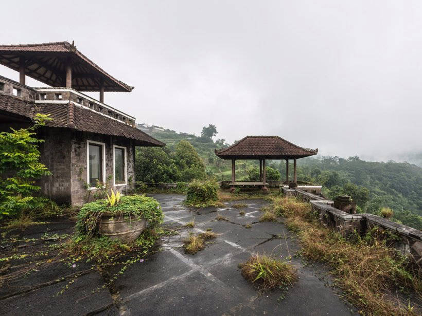 18 mysterious and exhilarating photos of an abandoned hotel in Bali